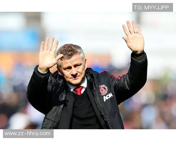 球星足球场上竖中指事件引发热议 社会舆论与体育道德的双重反思