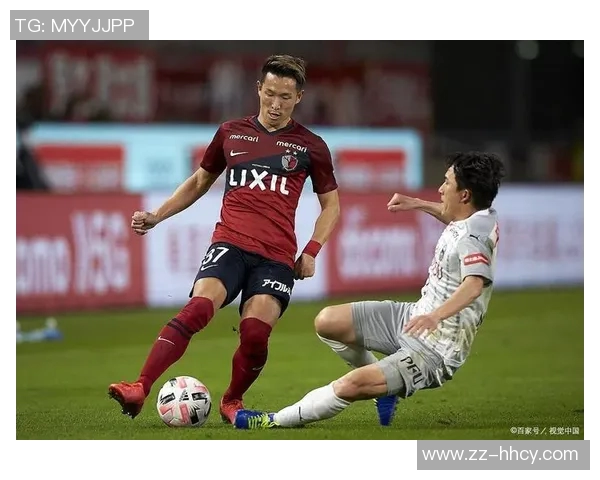 模仿足球球星冲锋姿态展现激情速度与力量的全新运动体验